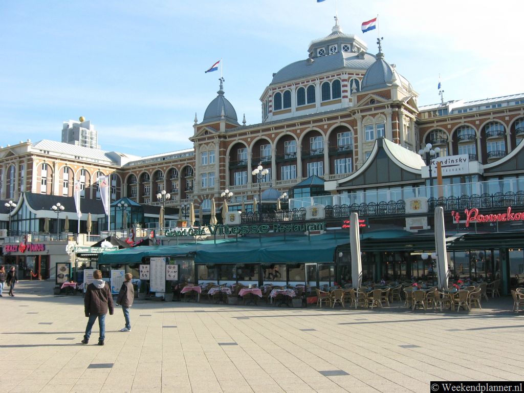 Het luxueuze Grand Hotel Amrâth Kurhaus ligt aan het strand van Scheveningen. In het hotel is een restaurant: Waves at the Kurhaus en er zijn een aantal conferentiezalen. De tramlijnen 1, 5 (Strandexpress) en 9 hebben een halte bij het hotel.   De hotels van Scheveningen.